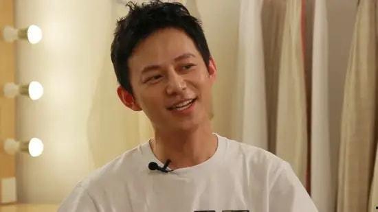 何炅爆料综艺公司视频,揭秘幕后真相！