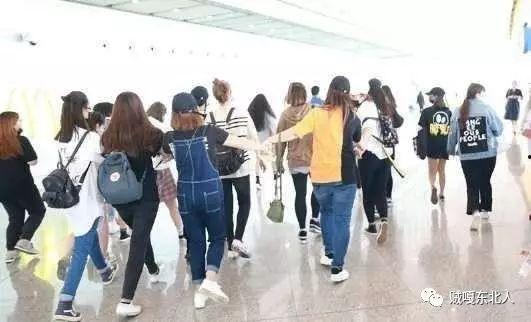 薛之谦机场爆料视频,揭秘明星幕后生活点滴